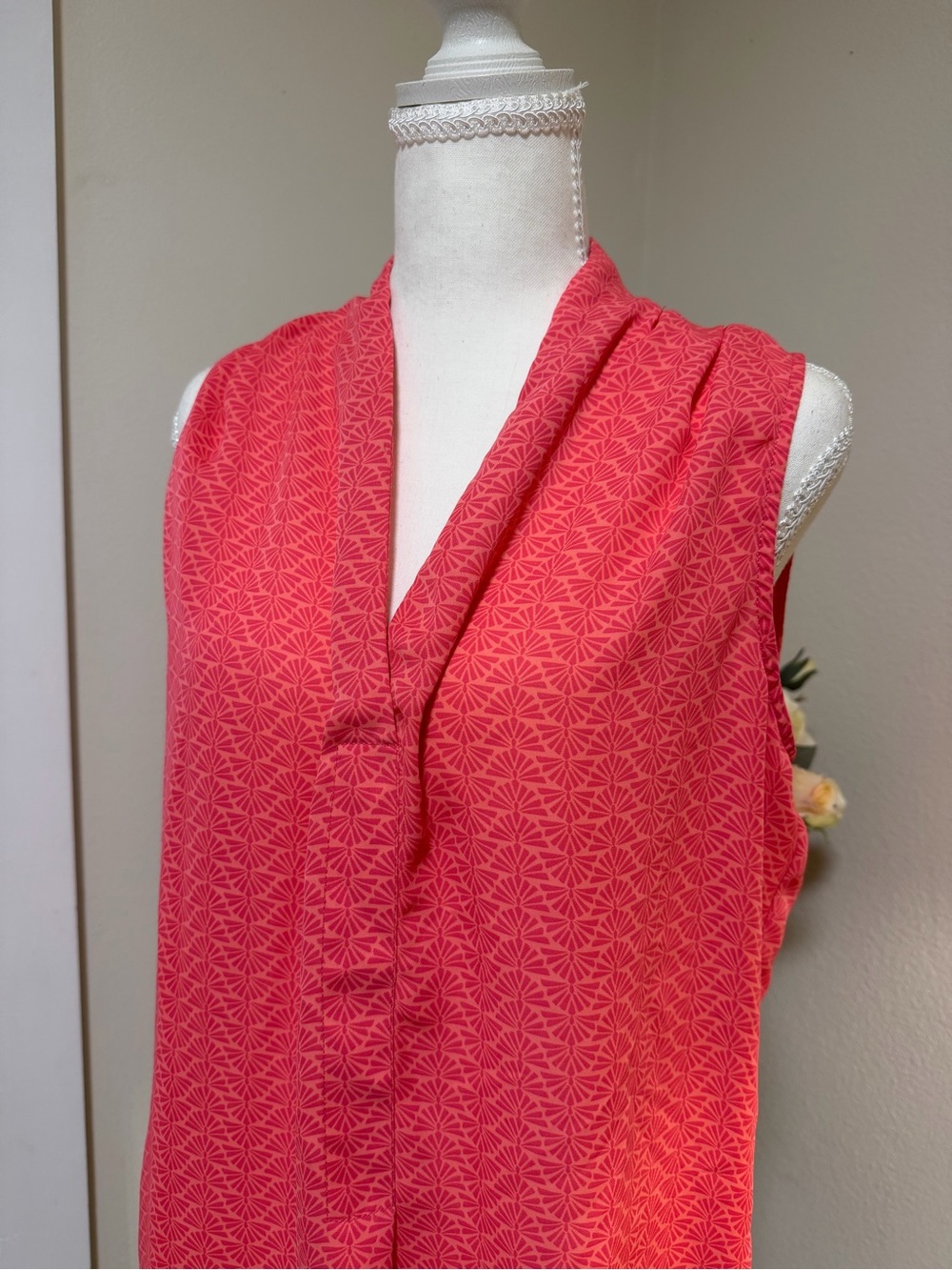 Laundry By Shelli Segal Coral Pink Geometric Shell 🐚 V-Neck Sleeveless Top